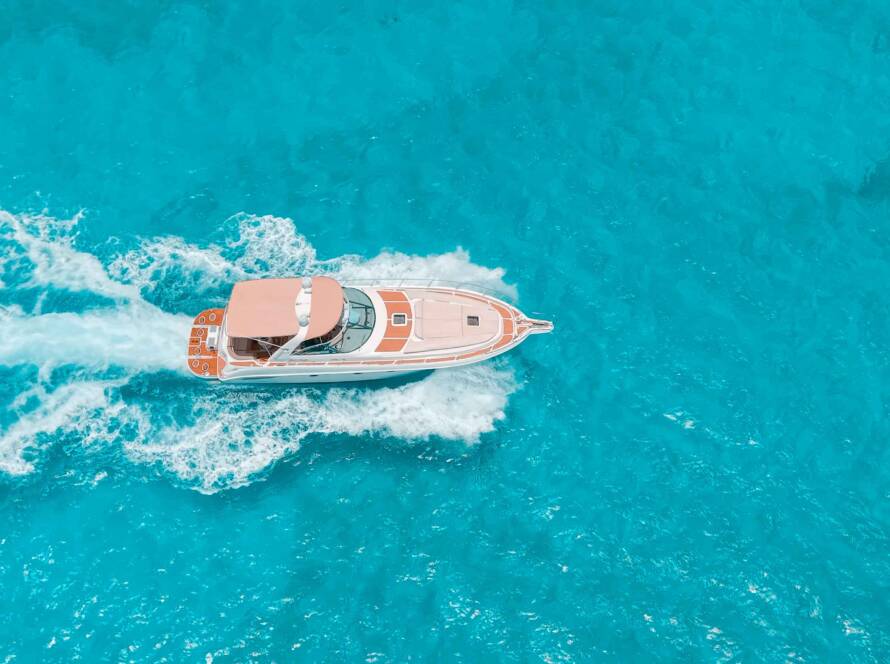 Yate Déjà Vu navegando – alquiler de yate privado en Cancún