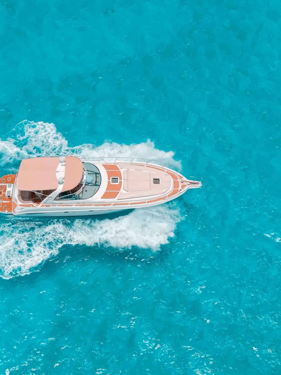 Yate Déjà Vu navegando – alquiler de yate privado en Cancún